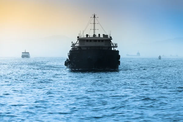 Yük gemisi geniş denizde