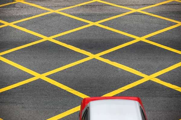 Crossroad com padrão amarelo — Fotografia de Stock