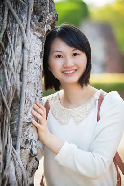 Mooie lachende natuurlijk ogende Aziatische vrouw — Stockfoto