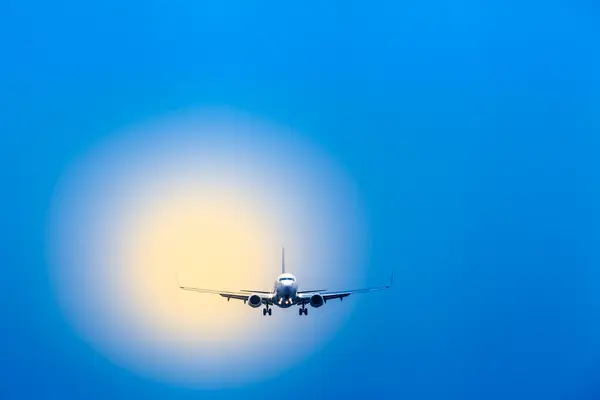 Flugreisen - Flugzeug im Landeanflug — Stockfoto