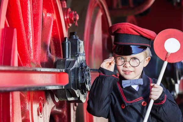 Tren iletken Boy gülümseyerek — Stok fotoğraf