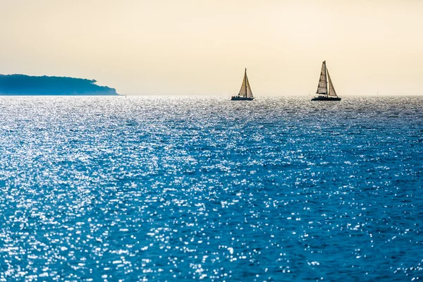 Zwei Segelboote am Horizont — Stockfoto