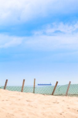 Plajda rüzgarlık çit