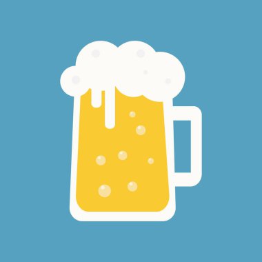 Mavi arka planda köpüklü ve köpüklü bira bardağı.