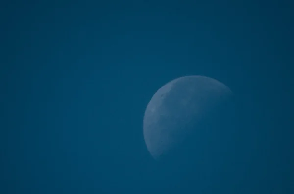 Mavi Ay gökyüzünde büyüyen