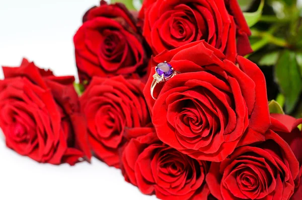 红玫瑰和一枚戒指 — 图库照片