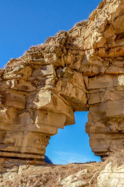 Dağın yamacında oluşan doğal oluşum aşınma ve yıpranma sonucu oluşmuştur. Rusya, Kafkaslar, Aktoprak geçidi.