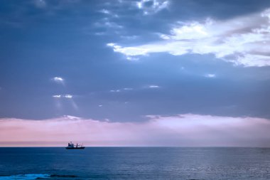 Gündoğumunda kargo gemisi denizde olacak. Deniz Burnu, sakin ol.. 