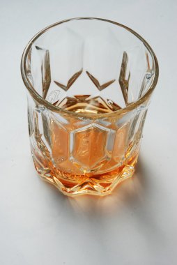 Viskinin içinde kristal cam