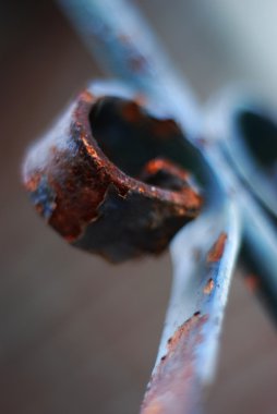 Mavi metal çit üzerinde pas