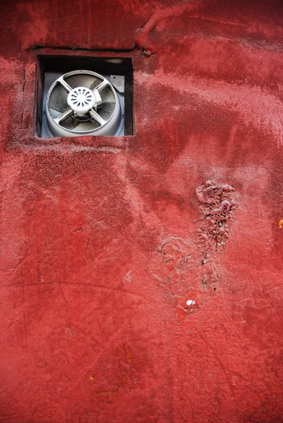 Ventilator mic pe perete roșu — Fotografie, imagine de stoc