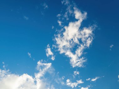 Bulutlu Mavi Gökyüzü Manzarası 