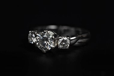 Kapalı Gümüş Elmas Yüzük Kara Arkaplanda izole