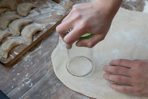 Процес виготовлення круглих шматочків для вареники за допомогою скла — стокове фото