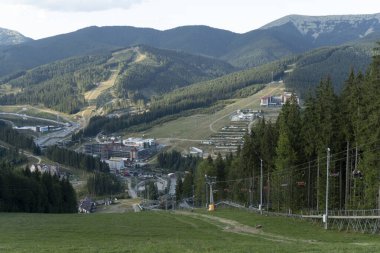 Yazın tepeden Bukovel manzara manzarası