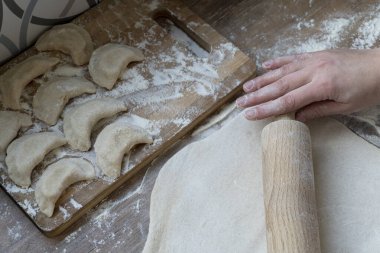 Vareniki yapmak için hamur yuvarlama ve hazırlama süreci