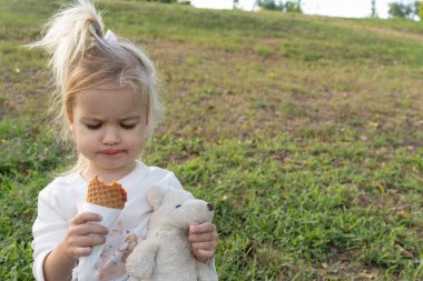 Dondurma yiyen çocuk..