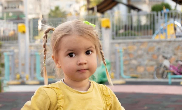 Retrato de cara infantil con emociones. — Foto de Stock