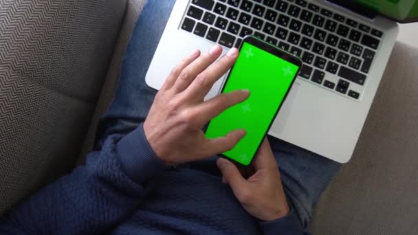 Las manos caucásicas acercan y alejan la imagen en pantalla verde — Vídeo de stock