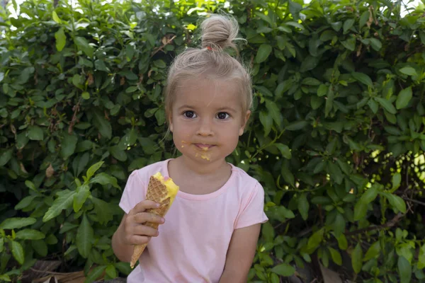 Criança pequena come sorvete — Fotografia de Stock