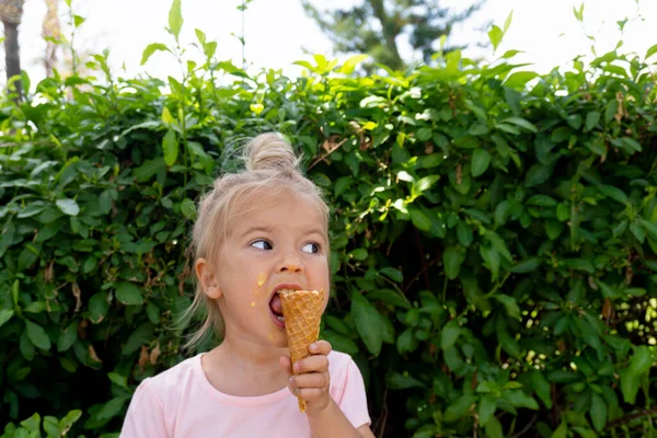 Criança pequena come sorvete — Fotografia de Stock