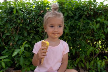 Küçük çocuk dondurma yiyor.