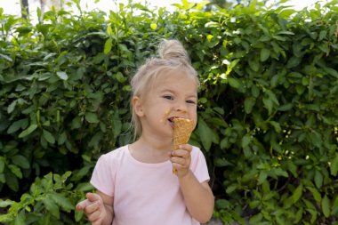 Küçük çocuk dondurma yiyor.