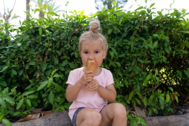 Küçük çocuk dondurma yiyor.