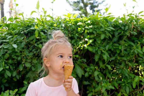 Niño pequeño come helado — Foto de Stock