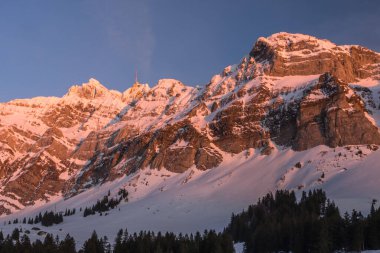Akşam ışığında Saentis Dağı ile Alpstein Massif kış manzarası, Canton Appenzell Ausserrhoden, İsviçre
