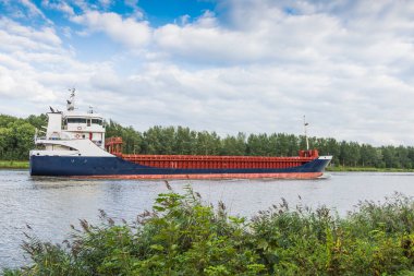 Almanya 'nın kuzeyinde Schleswig-Holstein Hochdonn yakınlarındaki Kiel Kanalı' nda kargo gemisi
