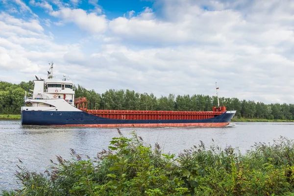 Almanya 'nın kuzeyinde Schleswig-Holstein Hochdonn yakınlarındaki Kiel Kanalı' nda kargo gemisi