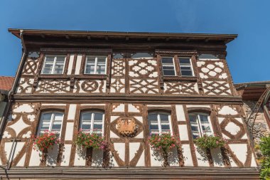 Burkheim am Kaiserstuhl, Baden-Wuerttemberg, Almanya - 20 Eylül 2025. Burkheim am Kaiserstuhl 'da geleneksel yarı keresteli ev cephesi