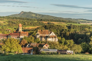 Schloss Blumenfeld kalesi ve köyü Hohenstoffeln volkanı, Baden-Wuerttemberg, Almanya