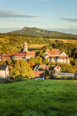 Schloss Blumenfeld kalesi ve köyü Hohenstoffeln volkanı, Baden-Wuerttemberg, Almanya