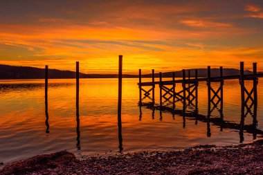 Constance Gölü (Bodensee) üzerinde, tahta iskeleyle, Reichenau Adası, Baden-Wuerttemberg, Almanya