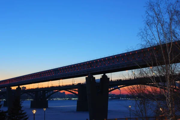 Två Broar Över Floden Vintern Novosibirsk Vid Solnedgången — Stockfoto