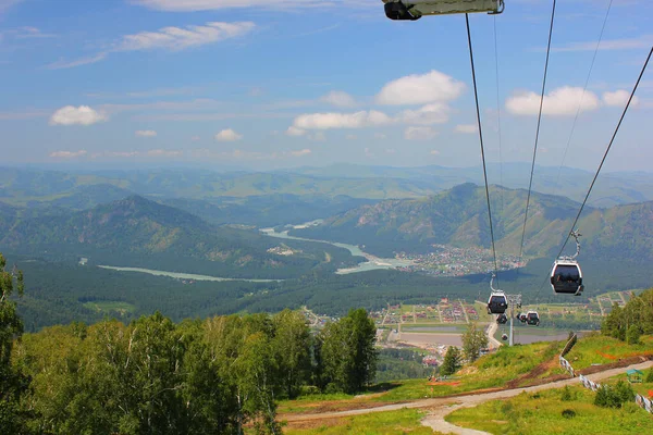 Gorny Altai 'deki Manzherok kayak merkezine teleferik.
