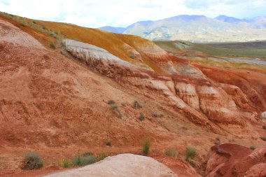 Gorny Altai 'deki renkli kırmızı-turuncu tepeler