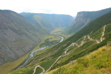 Sarp sarp sarp iniyor dağdan vadiye ve nehre