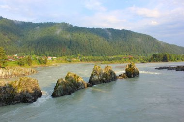 Keskin kayalar nehirden süzülür.