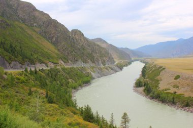 Yol boyunca ve dağ boyunca Katun nehrinin kıvrımları