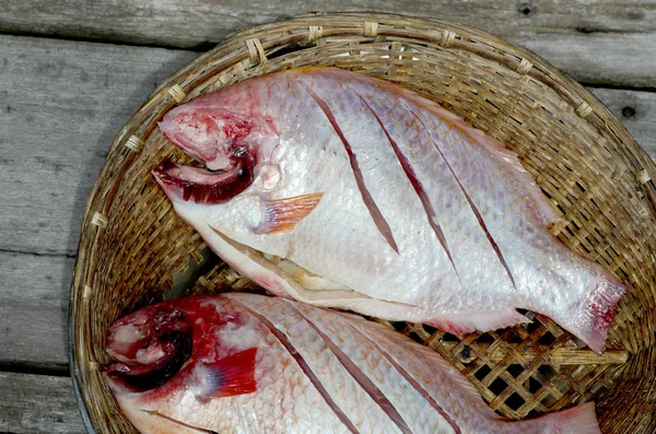 Червона риба тилапії (Oreochromis niloticus) на бамбуковому кошику — стокове фото
