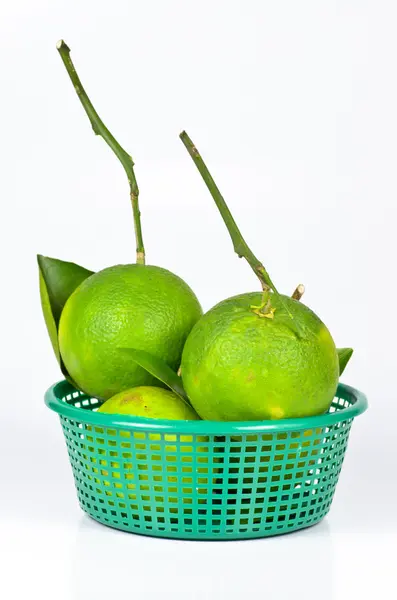 Laranja verde com caule isolado em branco — Fotografia de Stock