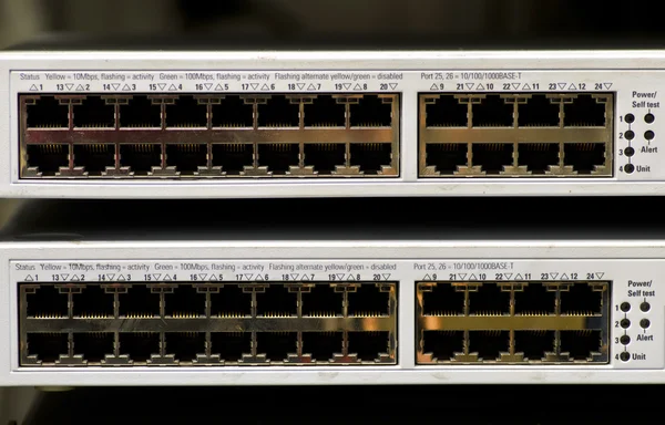 Geïsoleerde Ethernet-switch en router verbinding maken met lan kleurrijke — Stockfoto