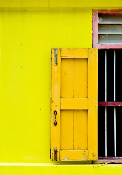 Yellow wooden door in old temple — Stock Photo, Image