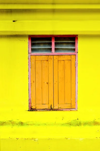 Porte en bois jaune dans le vieux temple — Photo