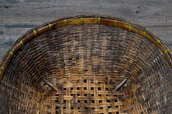 Cesta de bambú sobre un fondo de madera —  Fotos de Stock