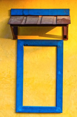 Sarı grunge duvar ile bulanıklık çerçeve penceresi arka planı için 