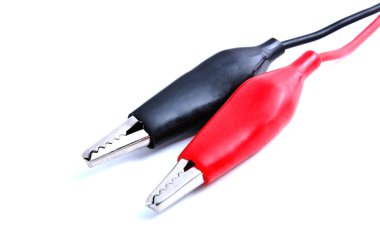 Beyaz arka plan üzerinde izole elektrik kablosuna
